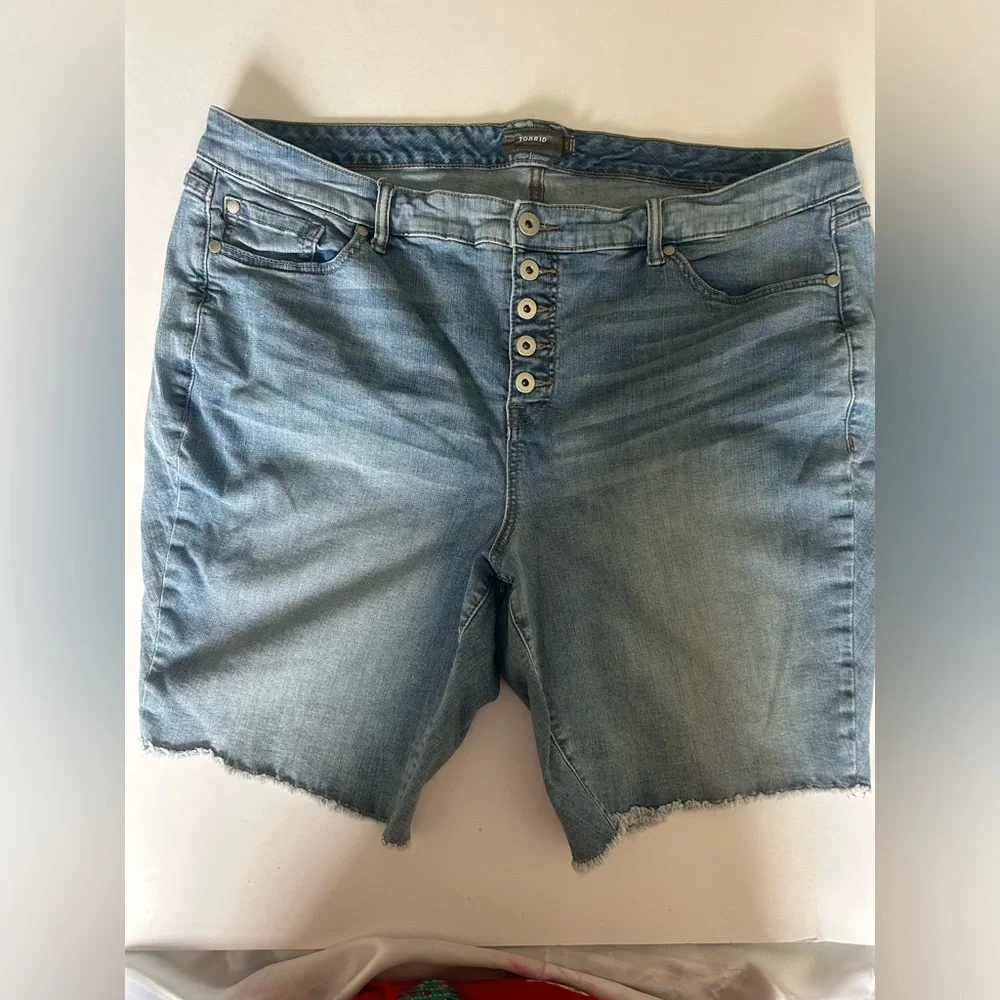 Torrid Cut Off Shorts Women's Plus Size 24 Light‎ Blue Denim Raw Hem Stretch